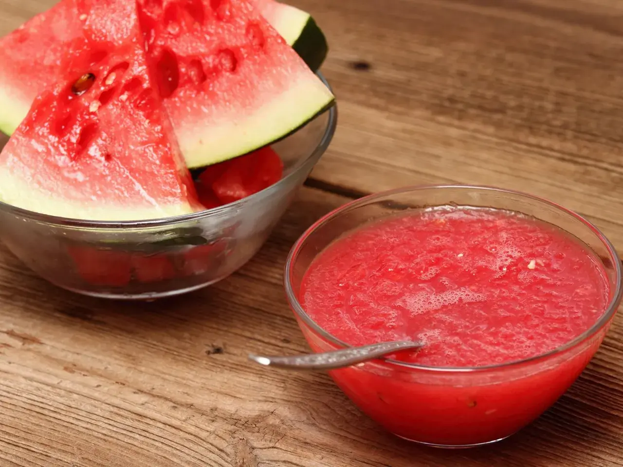 Frische Wassermelonenscheiben in einer Schüssel und eine Schüssel mit leckerer, selbstgemachter Melonen Marmelade.