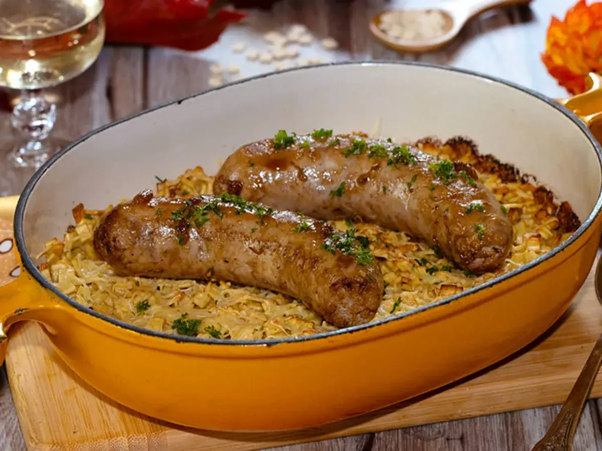 Deux diots savoyards grillés sur un lit de crozets gratinés, parsemés de persil frais. Un plat réconfortant prêt à être dégusté.