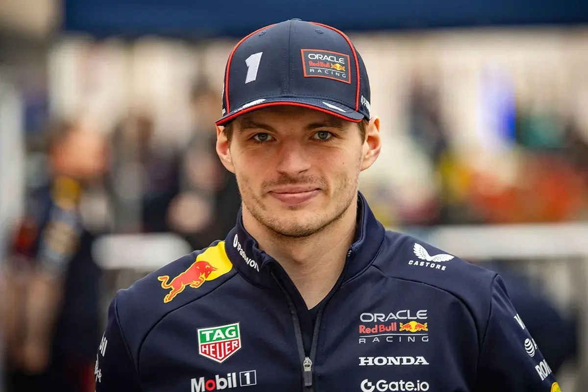 Max Verstappen trägt eine Kappe mit der Nummer 1 und die Red Bull Racing Jacke. Er ist ein Beispiel dafür, wie viel ein Formel 1 Fahrer verdienen kann.