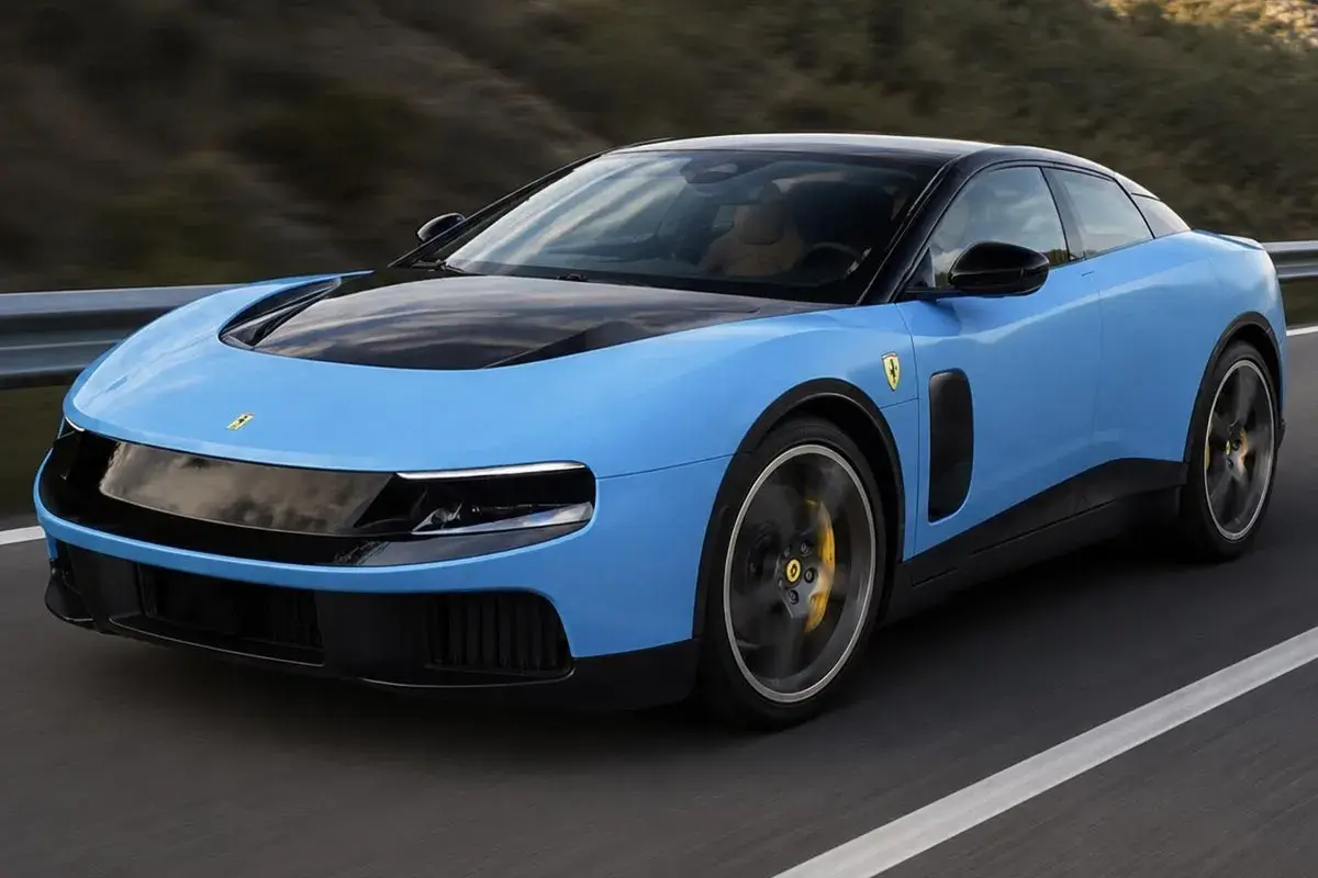 Una Ferrari elettrica blu cielo sfreccia su una strada, con il cofano nero e cerchi sportivi.
