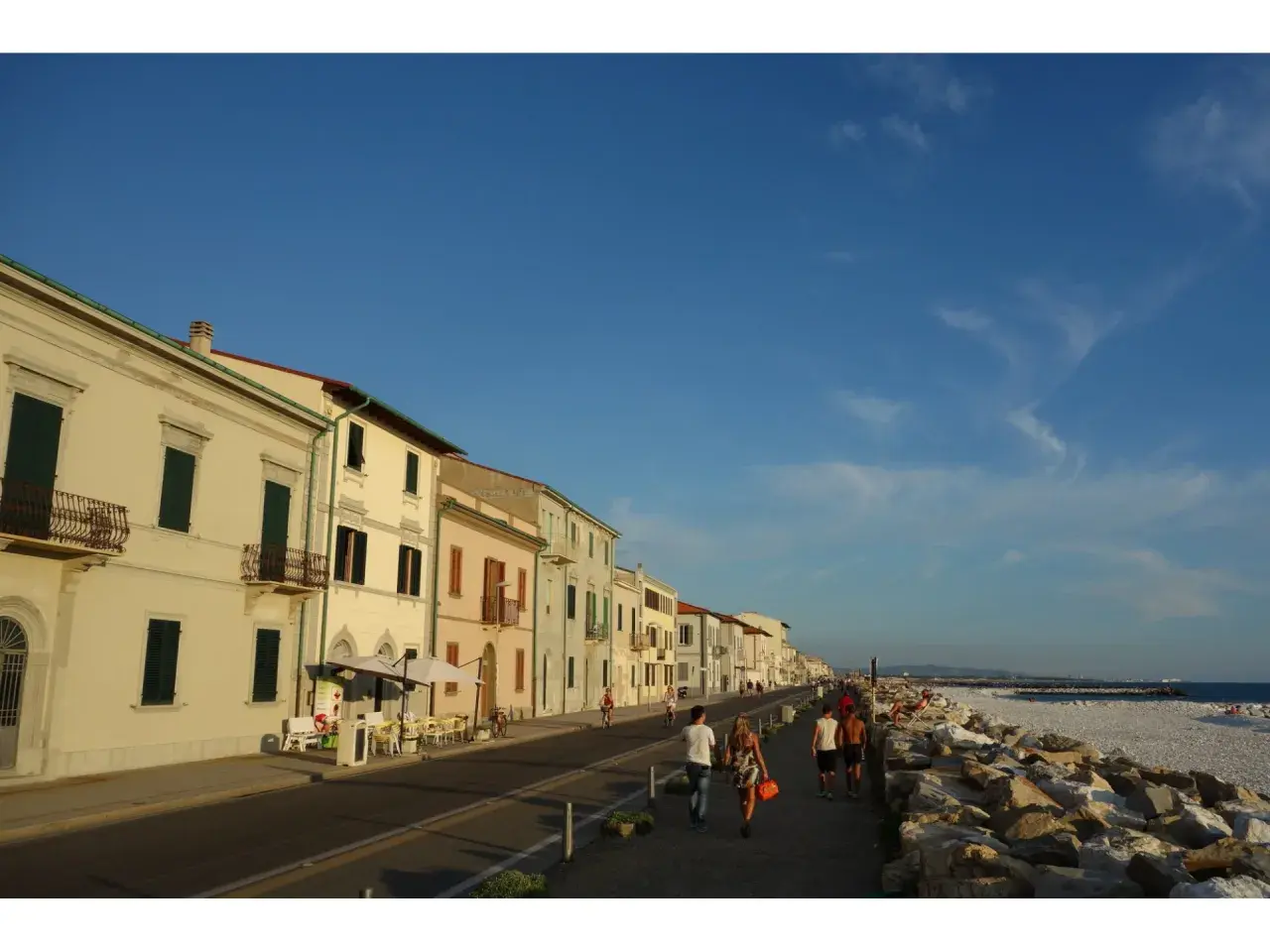 Passeggiata serale a Marina di Pisa, tra case colorate e il mare. Cosa vedere: la passeggiata lungomare e i locali.