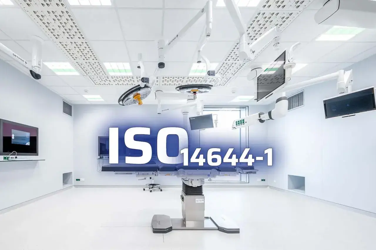 Quirófano moderno con equipo médico y el texto "ISO 14644-1", indicando el cumplimiento de las **salas blancas normativa** para un entorno estéril.