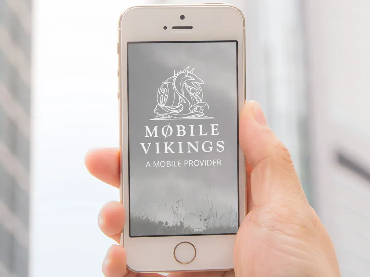 Dłoń trzyma smartfon z logo Mobile Vikings. Szybkie doładowanie viking mobile na wyciągnięcie ręki.