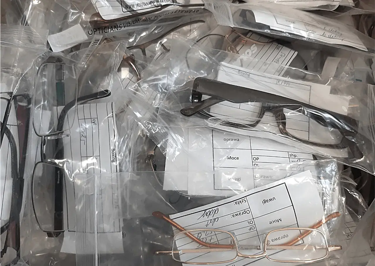 Co zrobić ze starymi okularami? Oddaj, sprzedaj, przerób lub recykling!