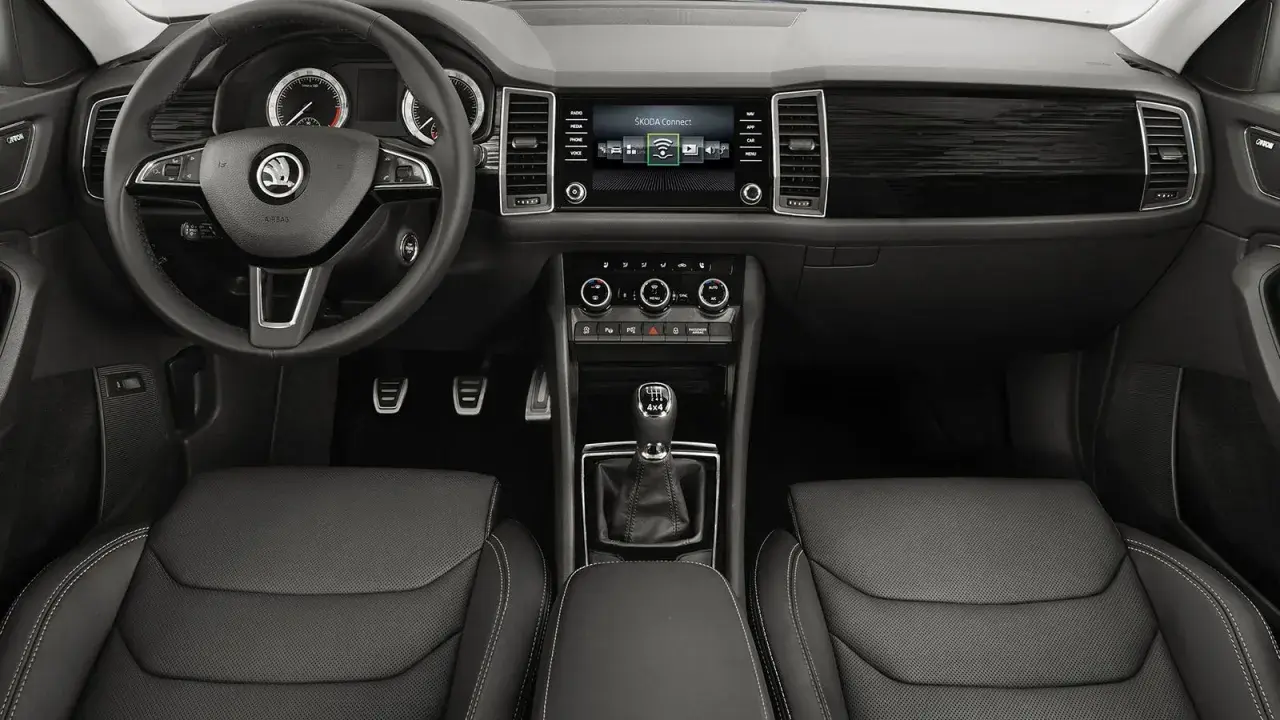 Interiör i Skoda Kodiaq med ratt, instrumentpanel och infotainmentsystem. Kanske ett problem med Skoda Kodiaq?