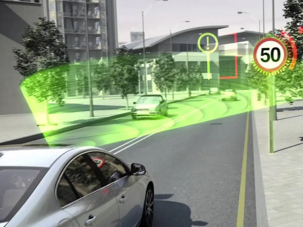 Sistema di riconoscimento della segnaletica stradale: un'auto rileva un segnale di limite di velocità di 50 km/h e un segnale di avviso.