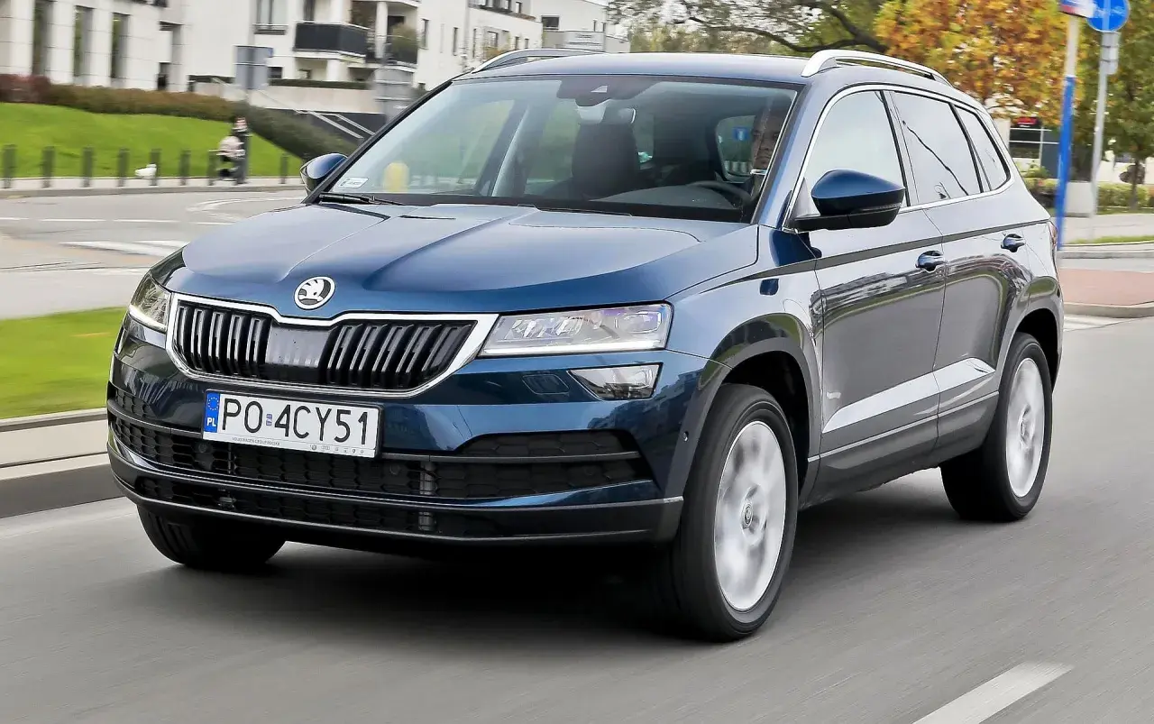 Niebieska Skoda Karoq w ruchu miejskim. Wiele osób szuka skoda karoq opinie przed zakupem.