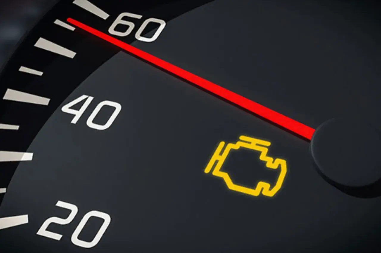 Luz de advertencia de fallo del sistema antipolución encendida en el tablero del coche.