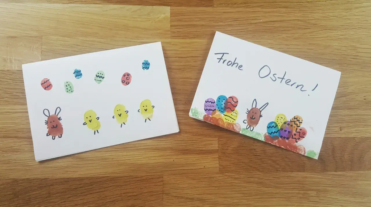 Zwei Karten mit Fingerfarbe-Ostern-Motiven: bunte Eier, Küken und Hasen.