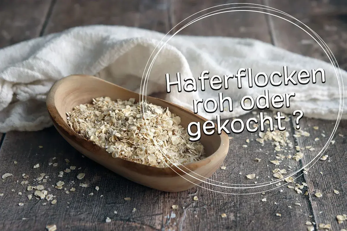 Haferflocken in einer Holzschale. Die Frage: kann man Haferflocken roh essen?