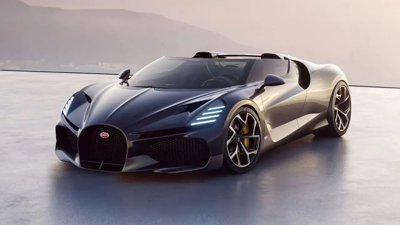 Bugatti La Voiture Noire, el coche más caro del mundo, un deportivo negro brillante con líneas aerodinámicas y luces LED.