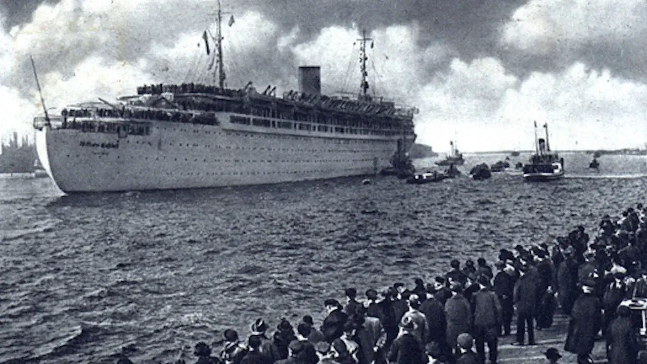 Okręt Wilhelm Gustloff na wodzie, tłum ludzi na brzegu. Tragedia statku pochłonęła tysiące ofiar, ustalenie, ile osób zginęło na Wilhelm Gustloff, jest trudne.