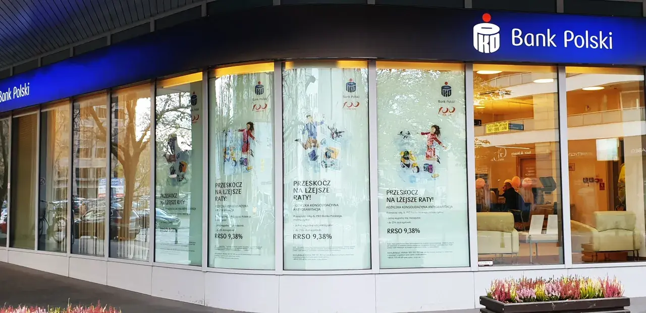 Witryna PKO Banku Polskiego z reklamą pożyczki konsolidacyjnej. RRSO 9,38% to atrakcyjna pko bp stopa bazowa.