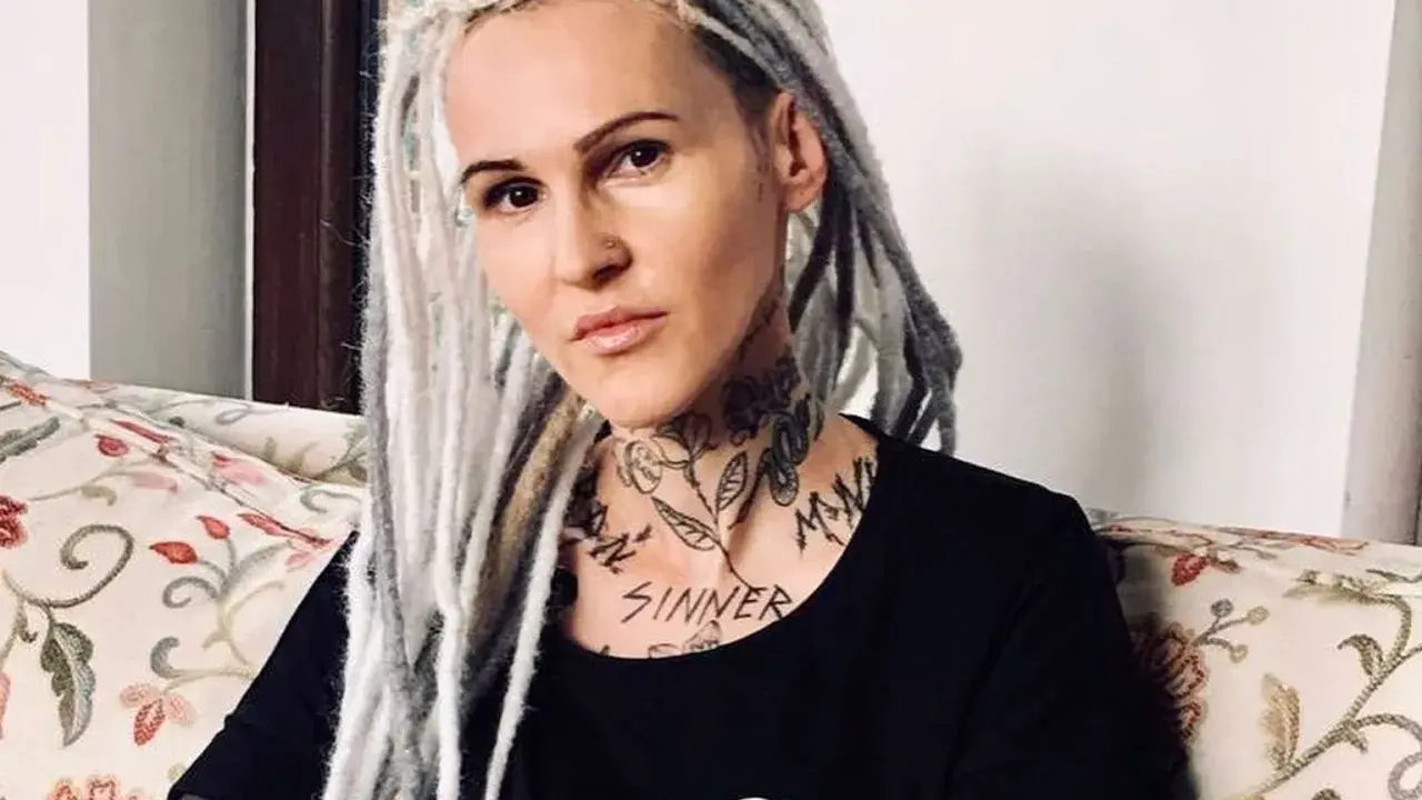 Kobieta z dredami i tatuażami na szyi, w tym napisem "Sinner". Ciekawe, ile lat ma syn Chylińskiej?