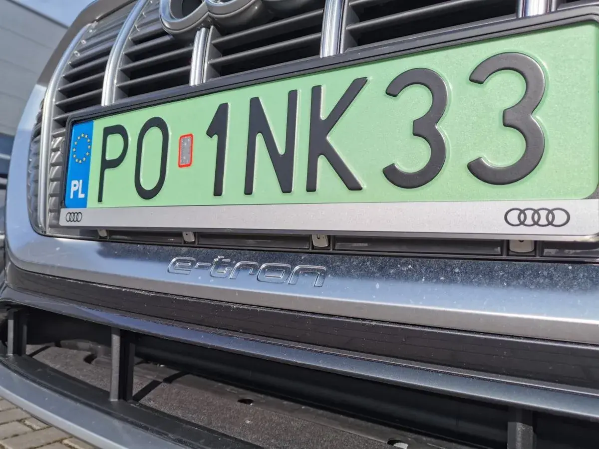 Zielone tablice rejestracyjne w Polsce na Audi e-tron. Numer PO 1NK 33.