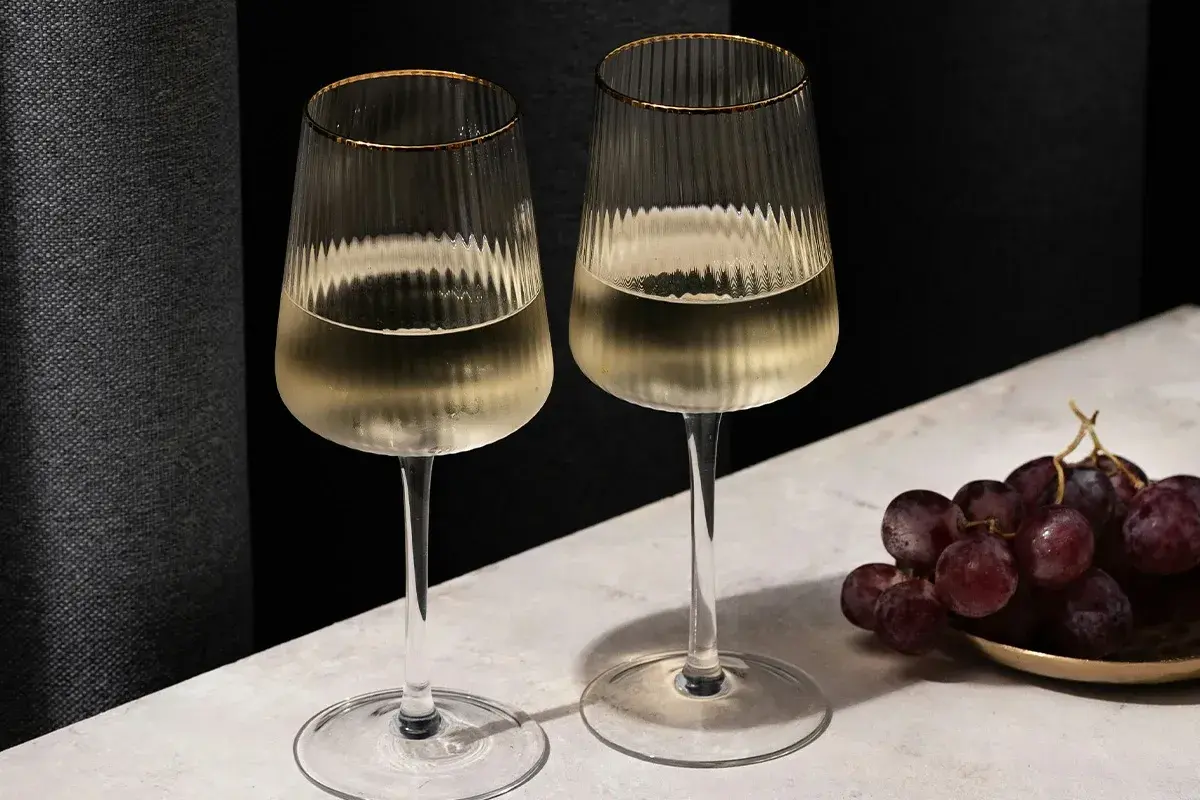 Zwei Gläser Weißwein, vielleicht Sauvignon Blanc und Grauburgunder, stehen bereit. Der Unterschied liegt im Geschmack.
