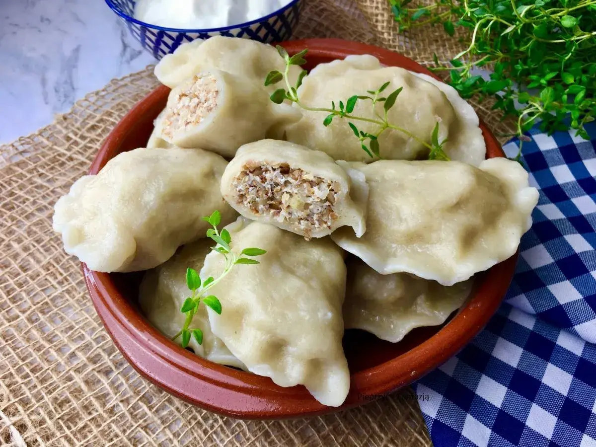 Pyszne pierogi z kaszą gryczaną i serem, idealne na obiad. Sprawdzony przepis na domowe danie.