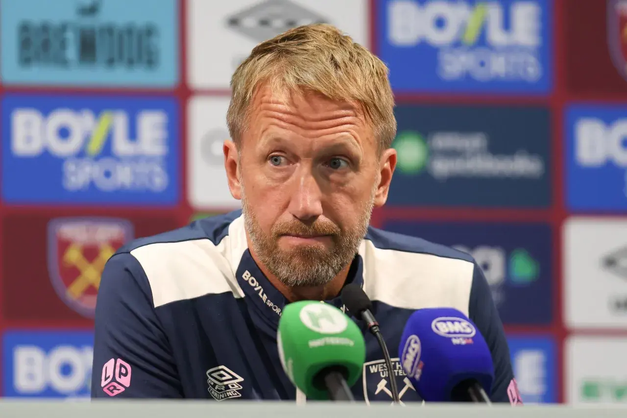 Trenerzy Premier League, Graham Potter, podczas konferencji prasowej.