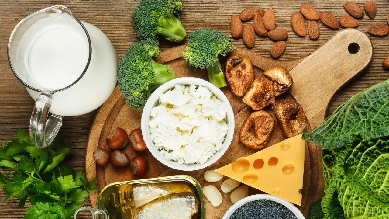 Latte, formaggio, broccoli, mandorle, sardine e altri alimenti ricchi di calcio per ossa forti.