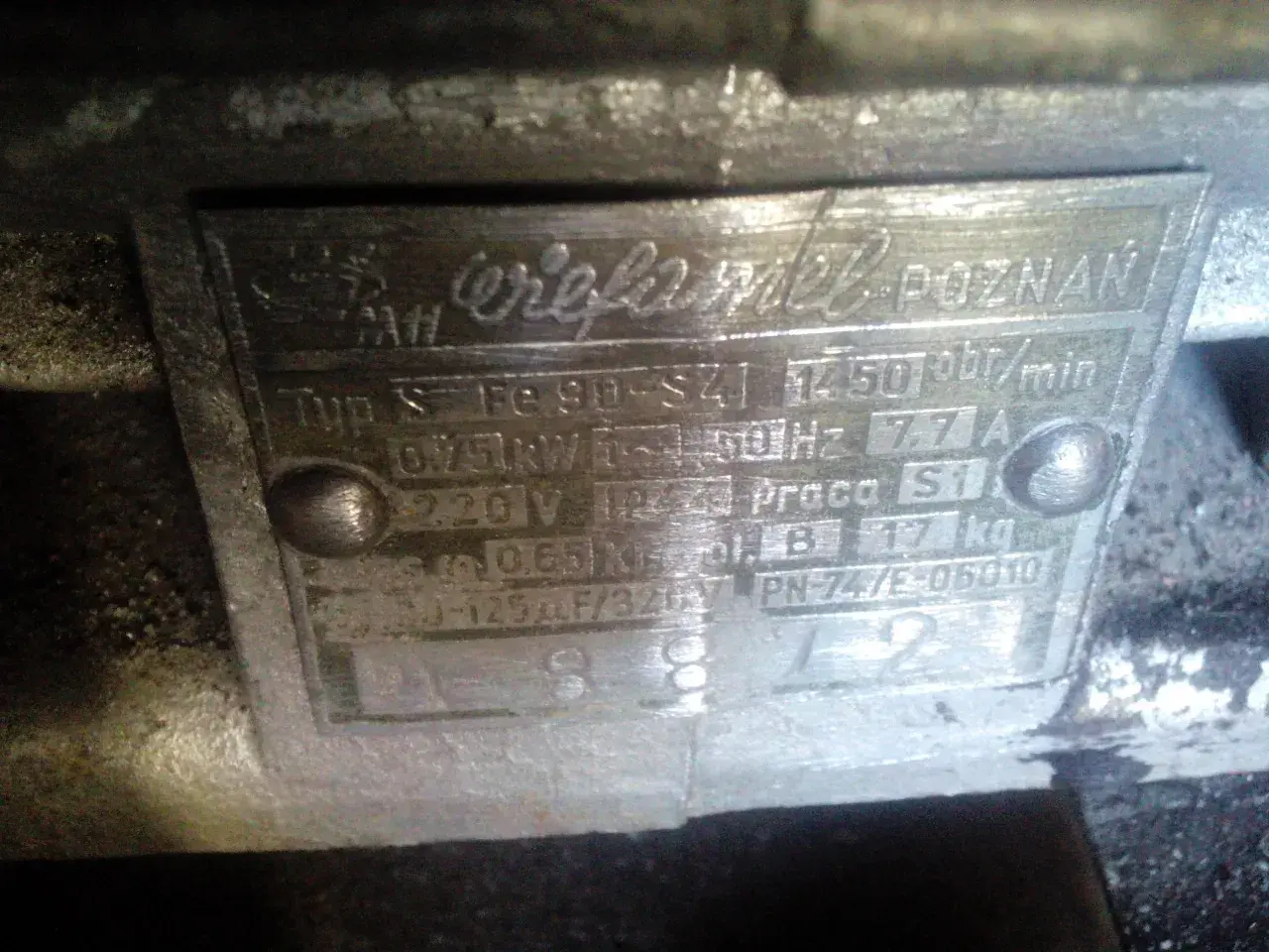 Tabliczka znamionowa silnika "Wielamel Poznań" z danymi: 0.75kW, 220V, 7.7A. Pomocna przy doborze kondensatora do silnika wzór.