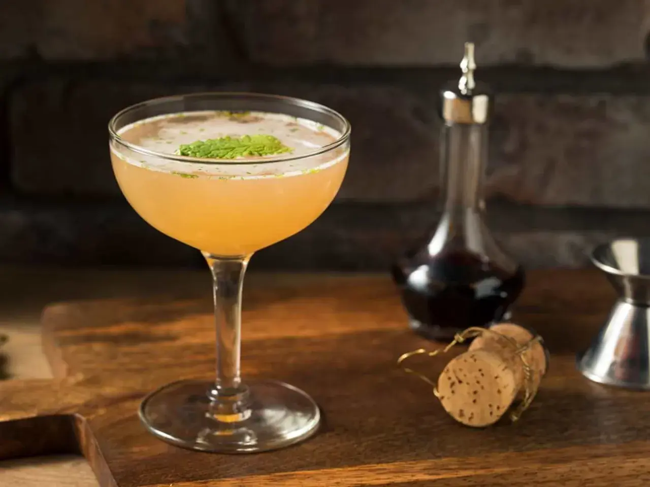 En läcker old cuban-cocktail med mynta och lime, redo att avnjutas.