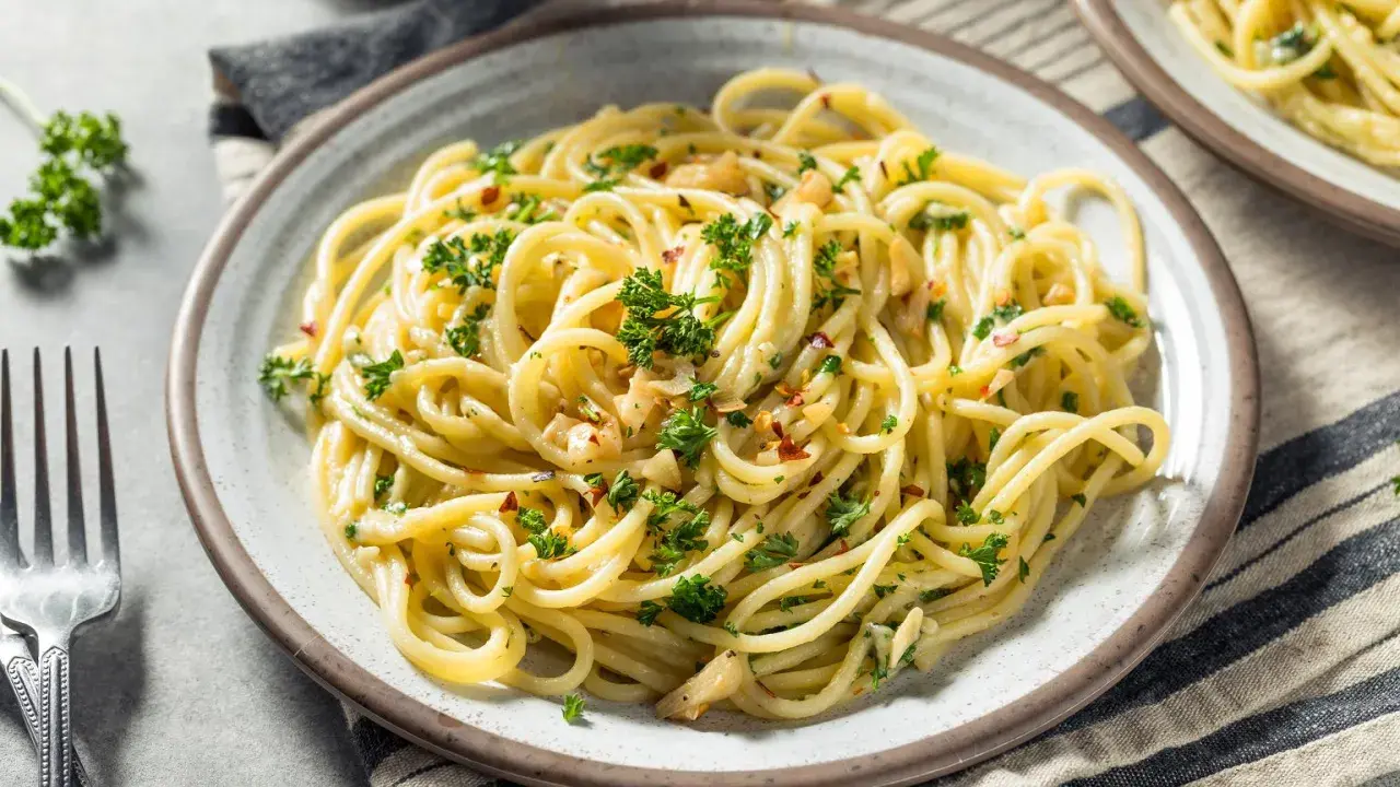 Pyszne spaghetti aglio e olio z natką pietruszki i płatkami chili. Idealne danie z listy 10 pomysłów na obiad.
