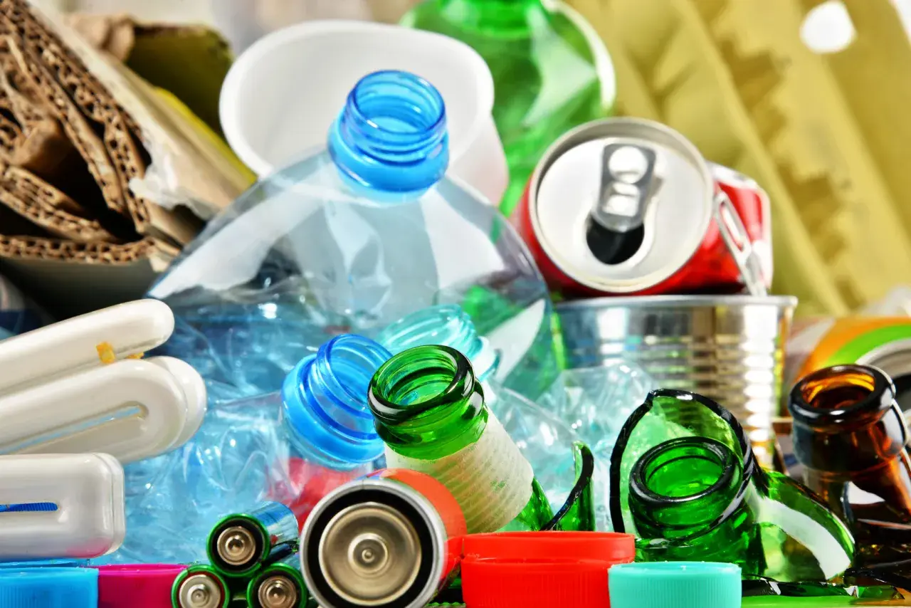 Szkło, plastik, puszki, baterie i kartony – to wszystko surowce wtórne, które nadają się do przetworzenia, dając nowe życie zużytym materiałom.