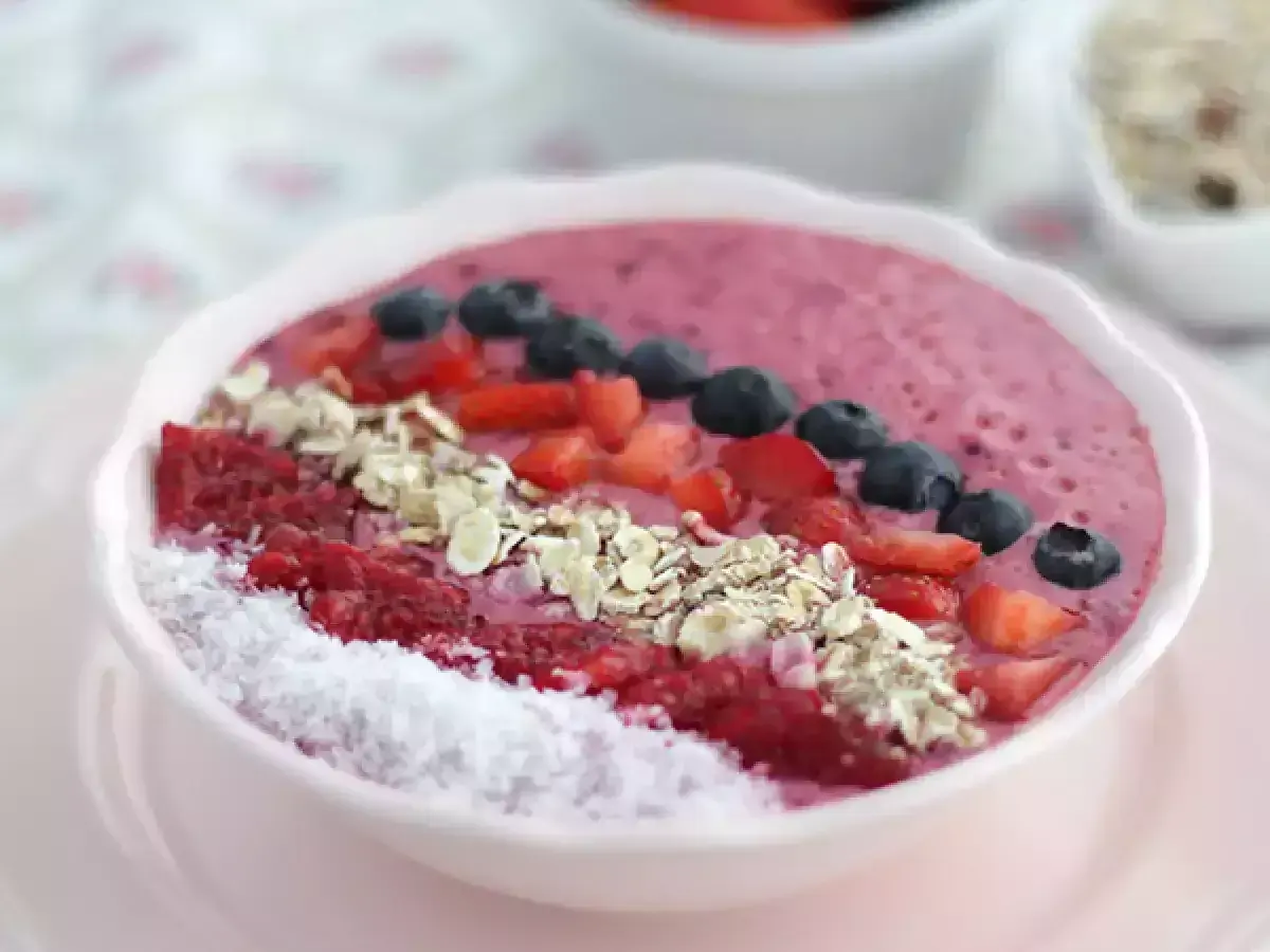 En rosa smoothie bowl med hallon, blåbär, jordgubbar, kokosflingor och granola. En perfekt start på dagen!