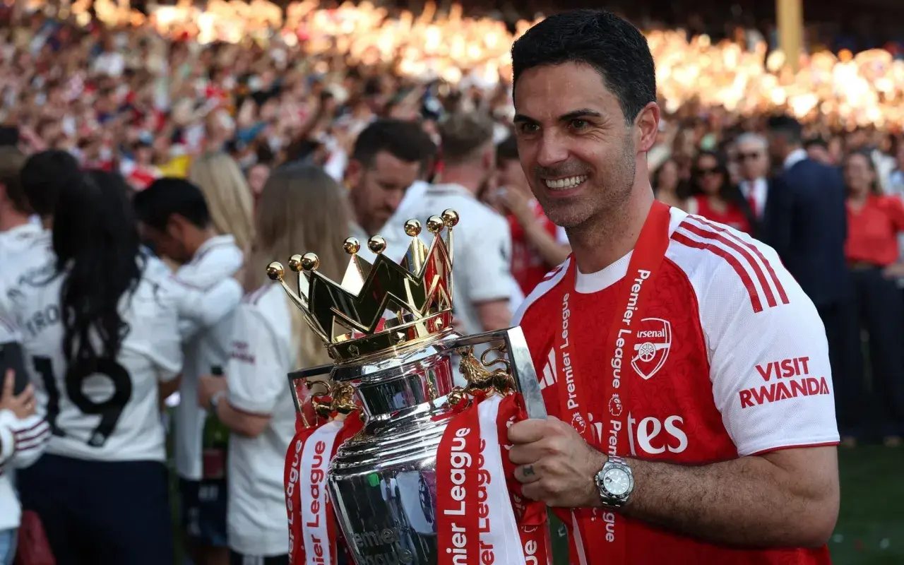 Mikel Arteta z pucharem Premier League. Czy to zapowiedź kolejnych sukcesów i nowych transferów? Arsenal plotki transferowe.