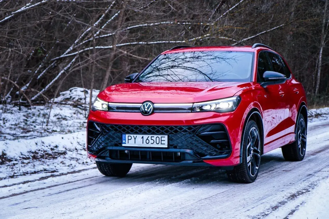 Czerwony Tiguan 2020 na ośnieżonej drodze leśnej.
