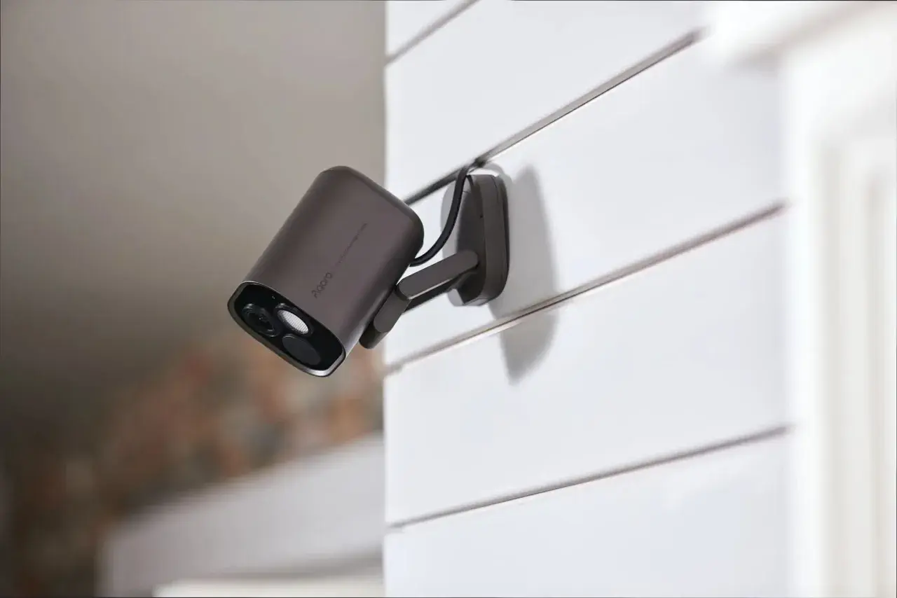 Cámara de seguridad con diseño moderno, su lente tipo iris camara vigila tu hogar.