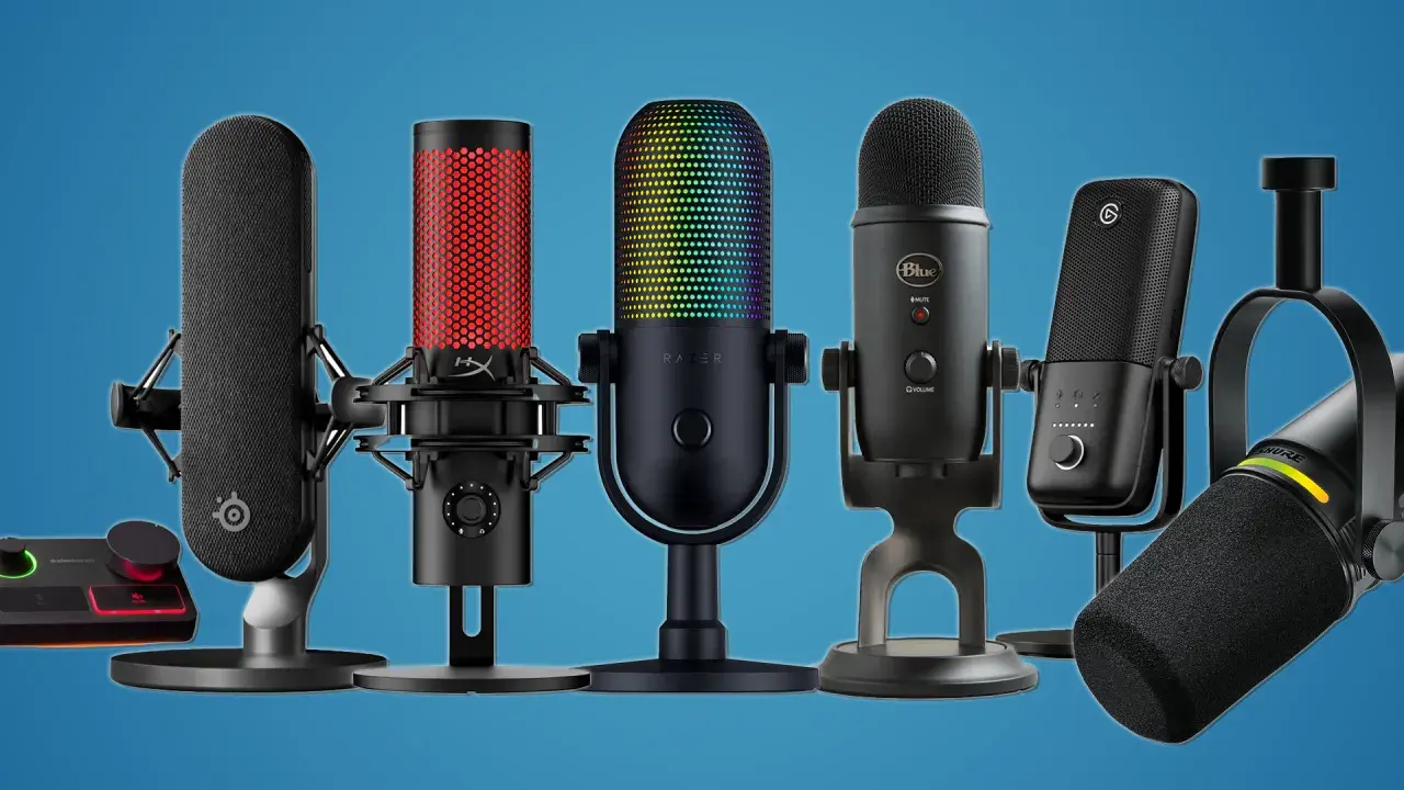 Mehrere Mikrofone für PC-Tests, darunter Modelle von SteelSeries, HyperX, Razer, Blue und Shure, stehen nebeneinander.