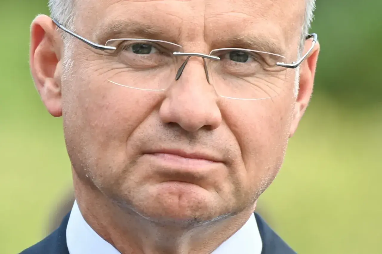 Zbliżenie na twarz mężczyzny w okularach. W jego oczach widać refleksję, jakby zastanawiał się nad przyszłością, może nad swoją emeryturą prezydencką.