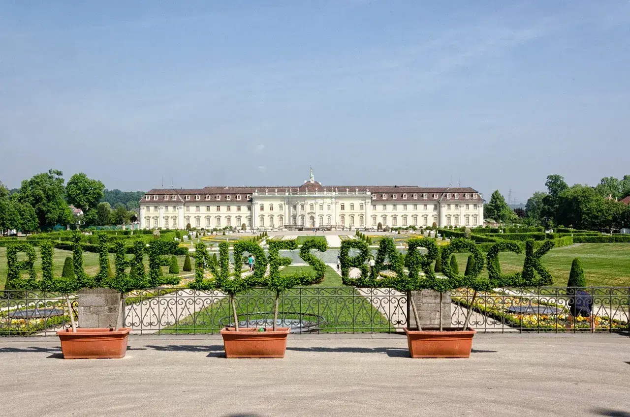 Blühendes Barock Ludwigsburg: Das prächtige Barockschloss Ludwigsburg mit seinen kunstvoll gestalteten Gartenanlagen.