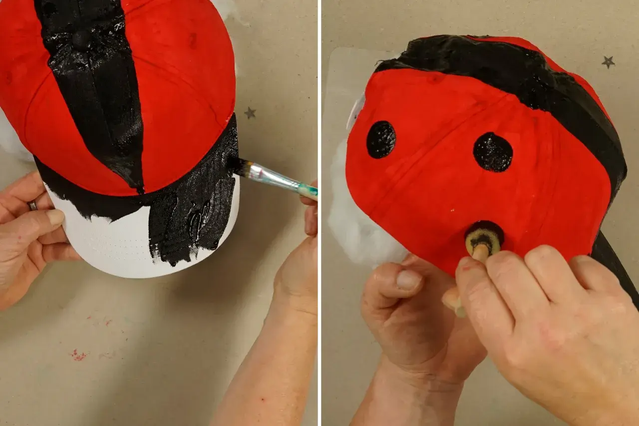 Schritt-für-Schritt-Anleitung: Ein roter Cappy wird mit schwarzer Farbe zur Marienkäfer-Kopfbedeckung bemalt. Zuerst wird der Rand bemalt, dann die Punkte aufgemalt.