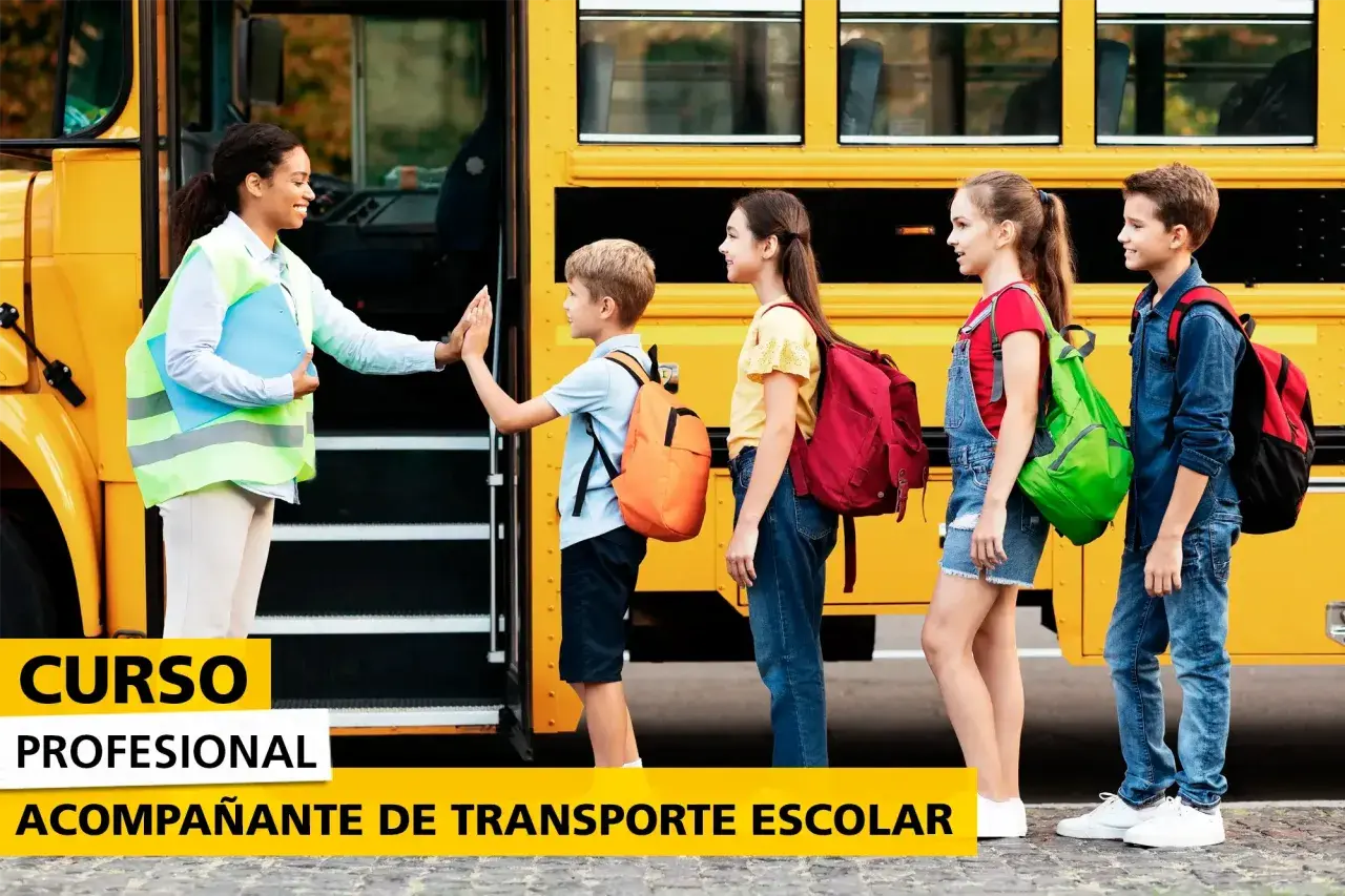 Curso profesional de acompañante de transporte escolar. Niños suben al autobús, supervisados por una monitora que cumple la normativa.