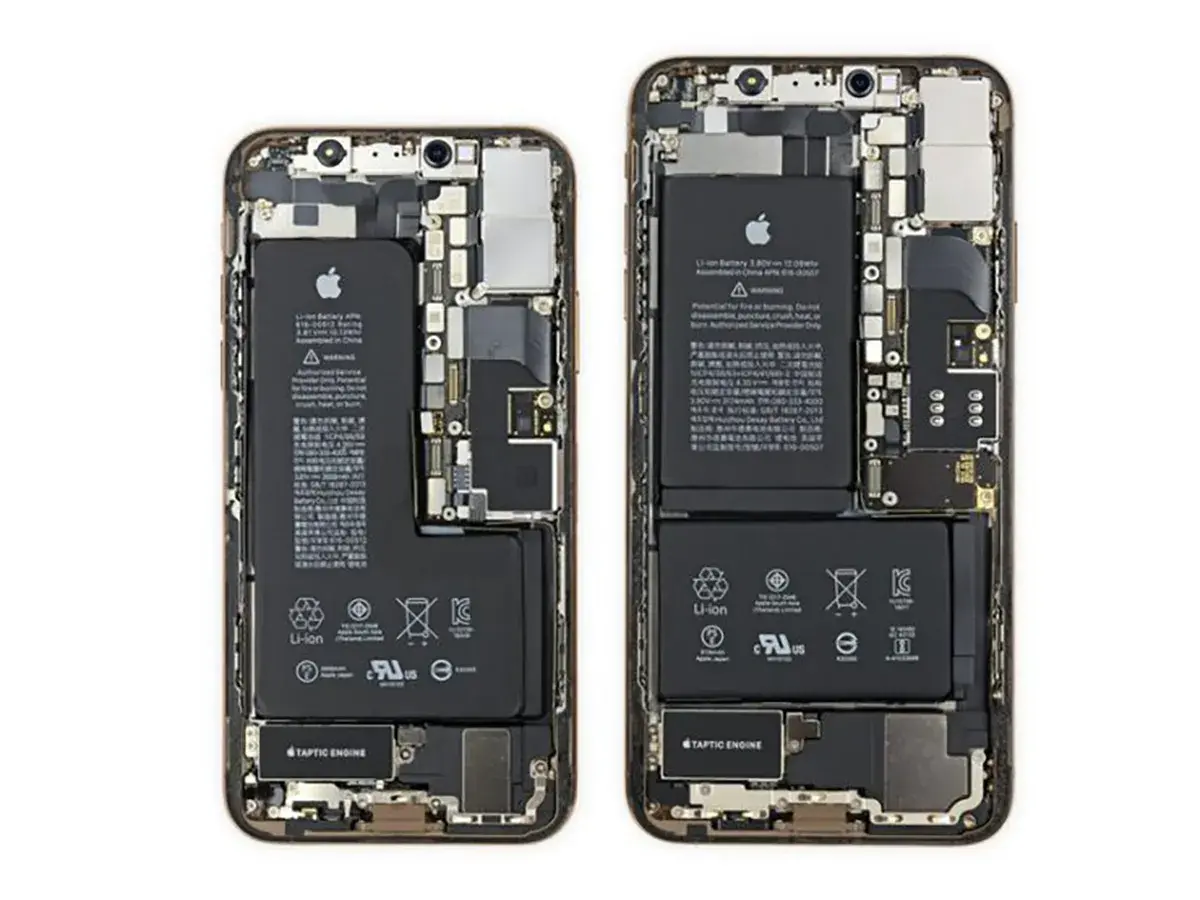 Wnętrze iPhone 11 z widoczną baterią. Dwie części baterii, kluczowe dla pojemności, są wyraźnie zaznaczone.