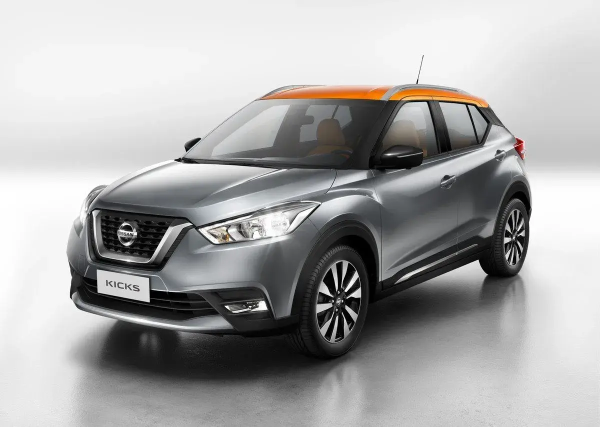 Srebrny Nissan Kicks z pomarańczowym dachem i brązowym wnętrzem prezentuje się stylowo.