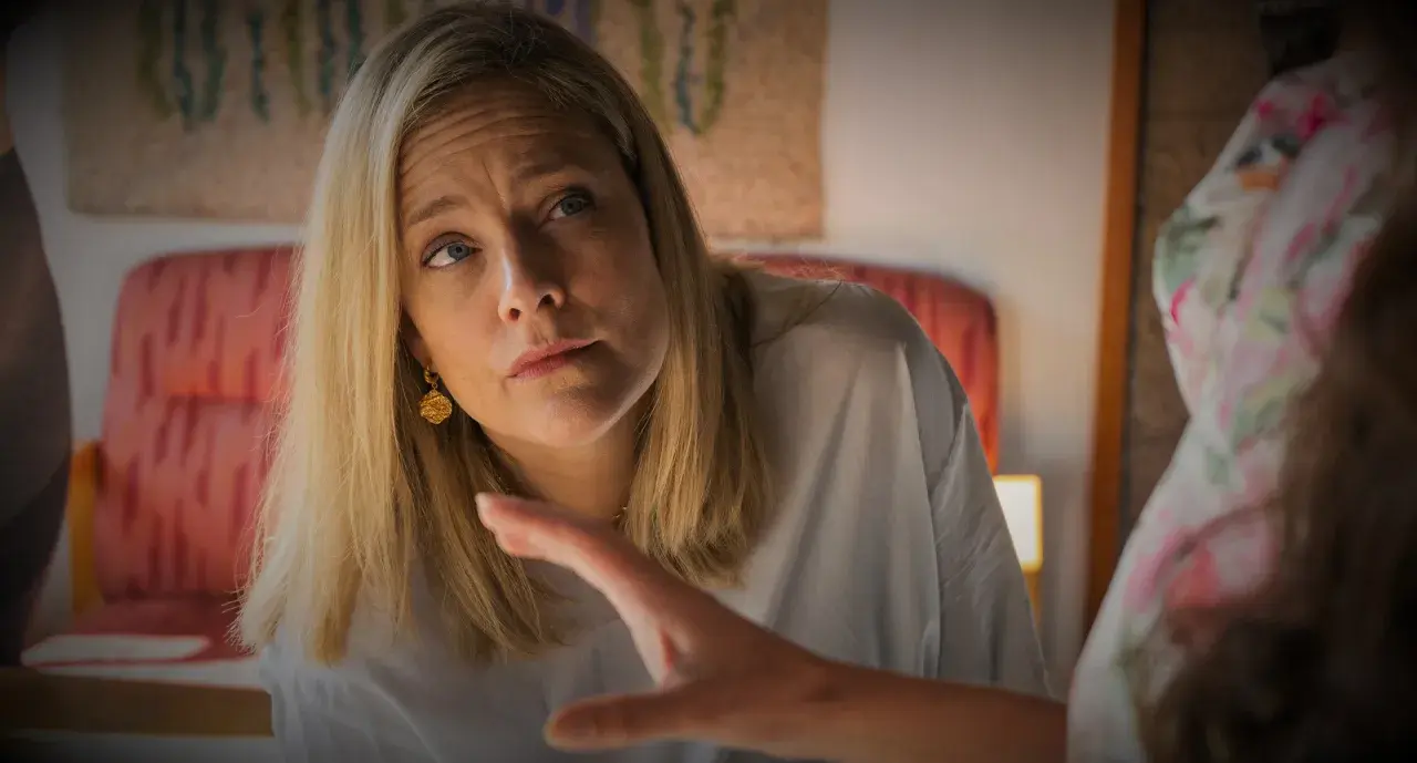 Henriette Steenstrup ser fundersam ut, med en hand som sträcks fram.