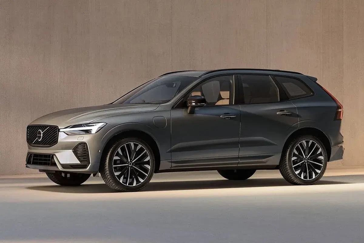 Volvo XC60 gris oscuro, con diseño moderno y elegante. Mi opinión es que es un SUV premium muy completo.