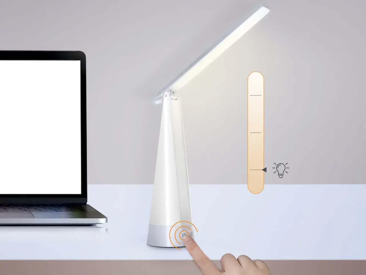 Biała lampka biurkowa z regulacją jasności, obok laptopa. Idealna do czytania, ile lumenów potrzebujesz?