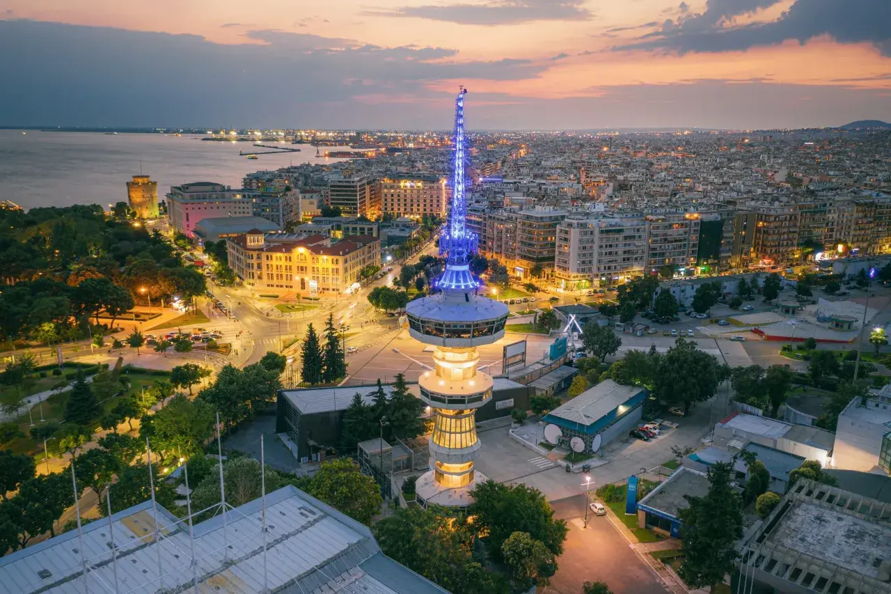 Wieża w Salonikach nocą. Czy warto odwiedzić to miasto? Widok na morze, Białą Wieżę i nowoczesną architekturę.