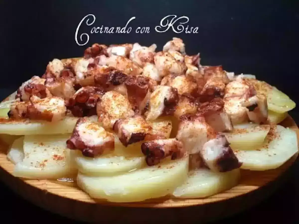 Pulpo con cachelos, un plato gallego tradicional, con trozos de pulpo tierno y patatas cocidas, espolvoreado con pimentón.
