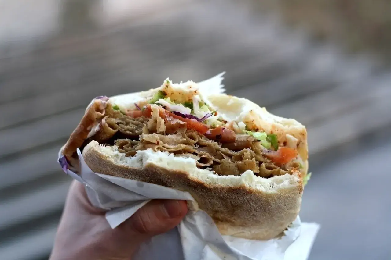 Pyszny kebab z mięsem, warzywami i białą kapustą. Idealna przekąska, która kapusta do kebaba? Ta wygląda świetnie!
