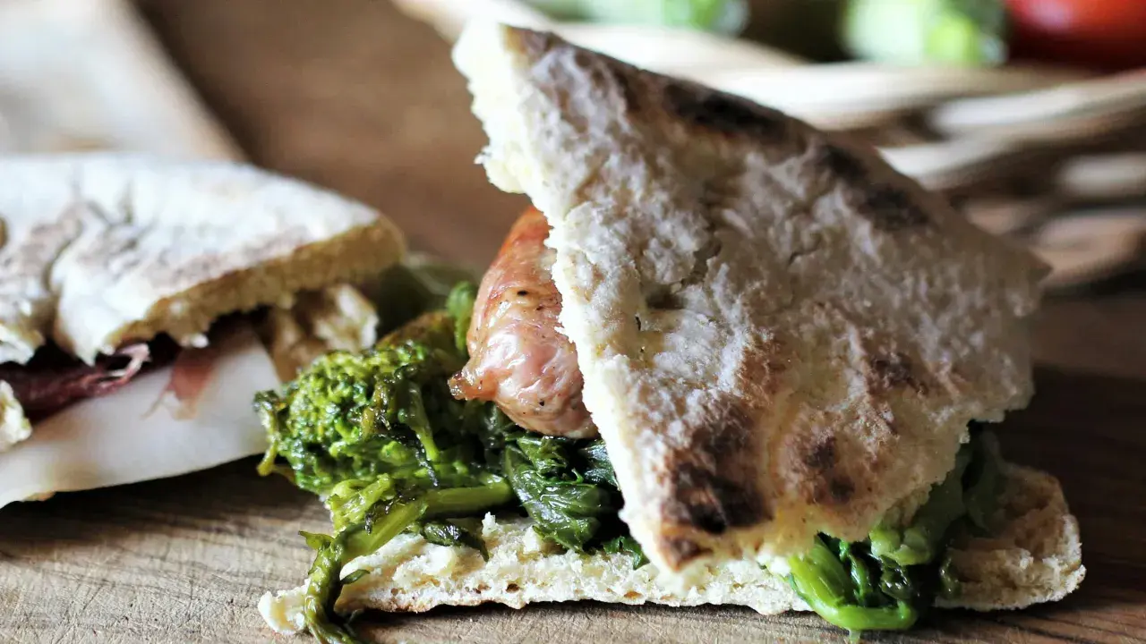 Torta al testo ripiena di salsiccia e verdure, un sapore autentico.