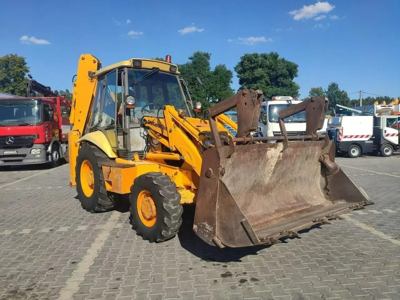 Żółta koparko-ładowarka JCB 3CX, gotowa do pracy. Sprawdź jej jcb 3cx dane techniczne!