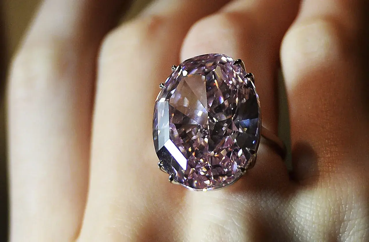 Anillo con un gran diamante ovalado de color rosa pálido. La diferencia entre diamante y brillante es que el brillante es un tipo de talla.