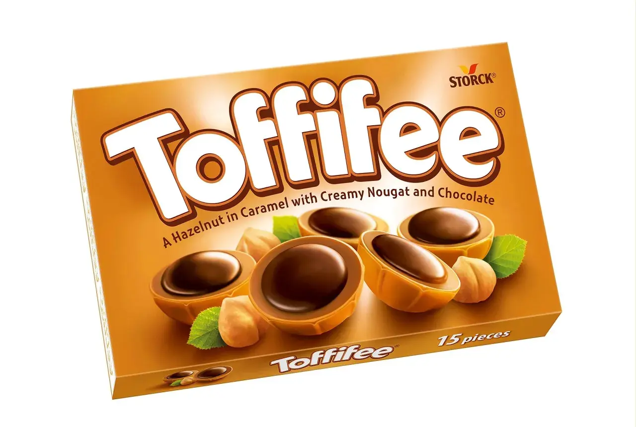 Pudełko Toffifee Storck z orzechami laskowymi, karmelem i czekoladą.