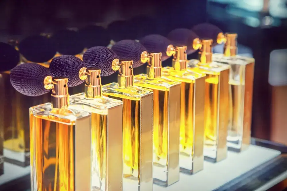 Dlaczego perfumy na mnie nie pachną? Odkryj przyczyny braku zapachu