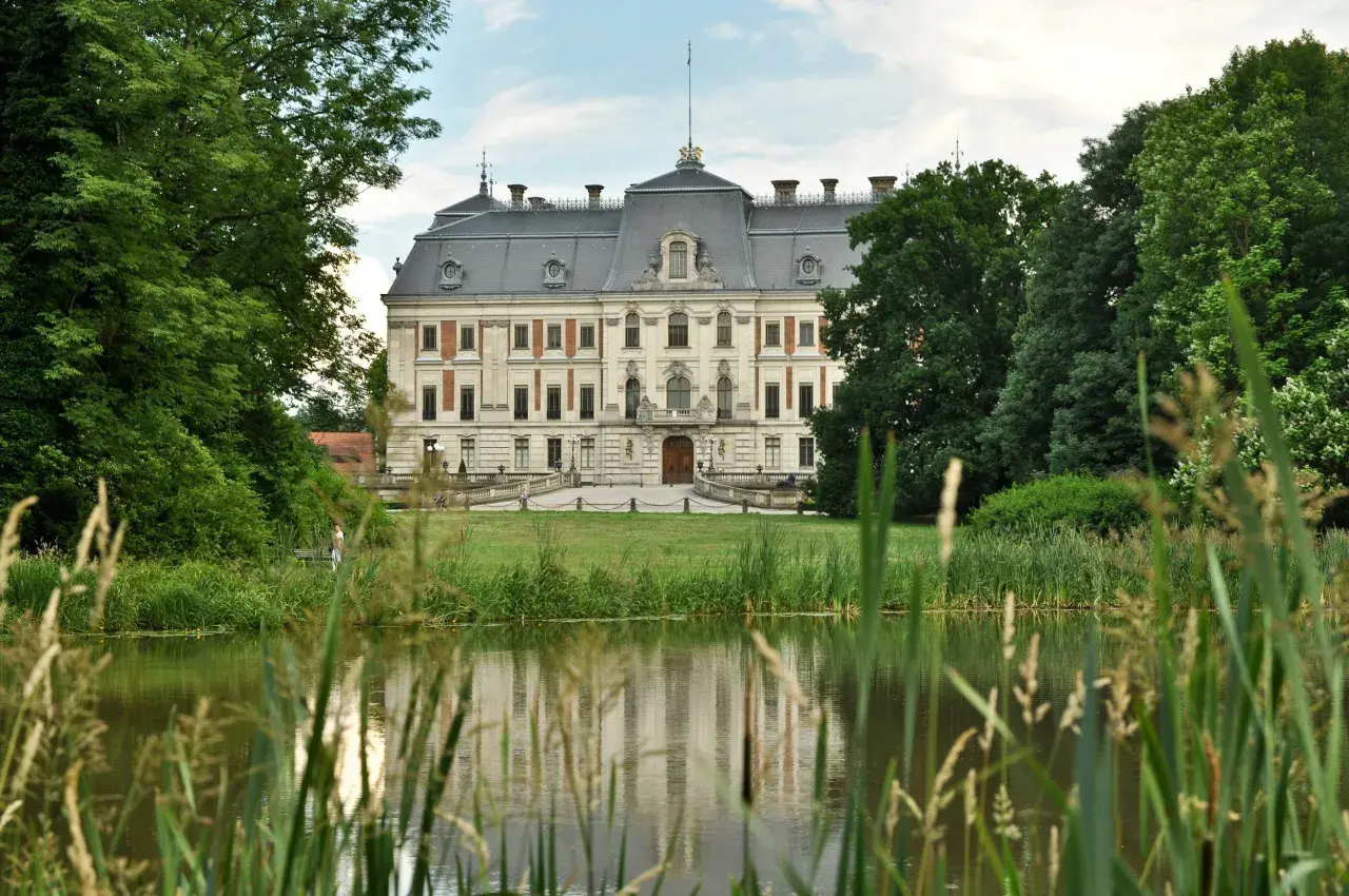 Piękny zamek w Pszczynie, idealne miejsce na spacer. Bilety do muzeum dostępne online.